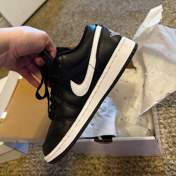 Women’s Air Jordan 1 Low size 6 
Color black/white-black - Picture 4 of 7